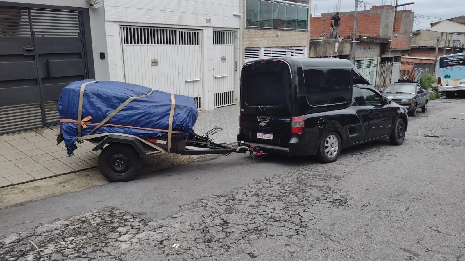 Veículo de carga com reboque em atendimento urbano