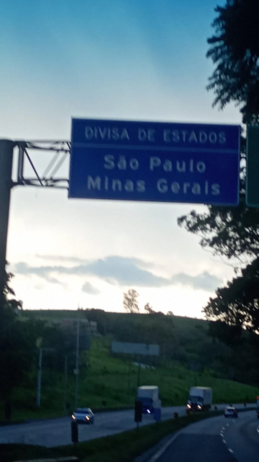 Placa indicando divisa entre São Paulo e Minas Gerais
